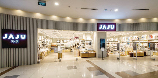 신세계인터내셔날의 생활용품 브랜드 자주가 베트남에 진출한다. 사진은 베트남 호치민 이온몰의 자주 매장 전경. <신세계인터내셔날 제공>